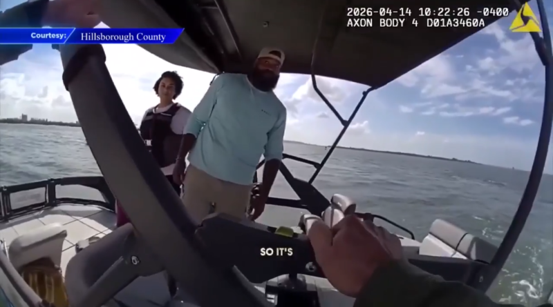 Barco afunda em Tampa Bay e dois navegantes são resgatados