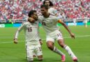 Treinador Bubista de Cabo Verde acena bandeira e é carregado por jogador Jovane Cabral após classificação histórica para as oitavas da Copa 2026 em Houston