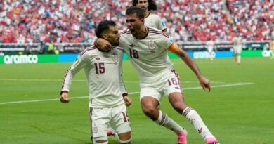 Treinador Bubista de Cabo Verde acena bandeira e é carregado por jogador Jovane Cabral após classificação histórica para as oitavas da Copa 2026 em Houston