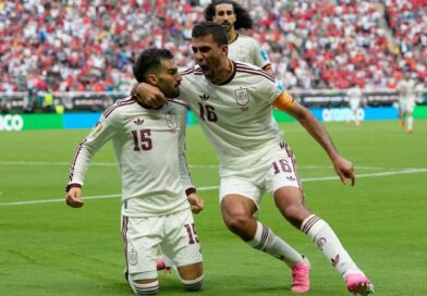 Treinador Bubista de Cabo Verde acena bandeira e é carregado por jogador Jovane Cabral após classificação histórica para as oitavas da Copa 2026 em Houston