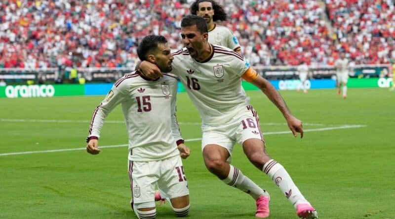 Treinador Bubista de Cabo Verde acena bandeira e é carregado por jogador Jovane Cabral após classificação histórica para as oitavas da Copa 2026 em Houston