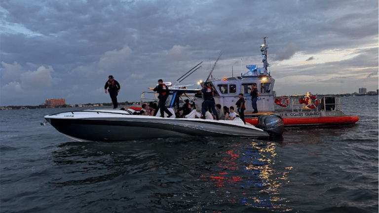 Guarda Costeira dos EUA dispara contra barco na Flórida