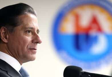 Superintendente de LA renuncia após investigação do FBI