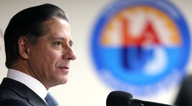 Superintendente de LA renuncia após investigação do FBI