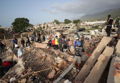 Equipes de resgate e civis buscam sobreviventes em meio a escombros de prédios desabados em La Guaira, Venezuela