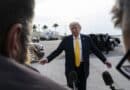 Presidente Trump fala a jornalistas no que era Palm Beach International Airport, agora renomeado em sua homenagem