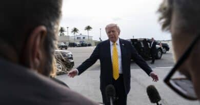 Aeroporto da Flórida é renomeado em homenagem a Trump Presidente Trump fala a jornalistas no que era Palm Beach International Airport, agora renomeado em sua homenagem