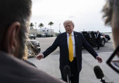 Presidente Trump fala a jornalistas no que era Palm Beach International Airport, agora renomeado em sua homenagem