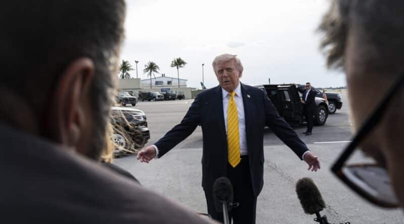 Presidente Trump fala a jornalistas no que era Palm Beach International Airport, agora renomeado em sua homenagem