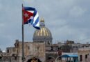 Bandeira de Cuba tremulando no Malecón em Havana com o Capitólio ao fundo