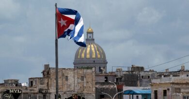 Bandeira de Cuba tremulando no Malecón em Havana com o Capitólio ao fundo