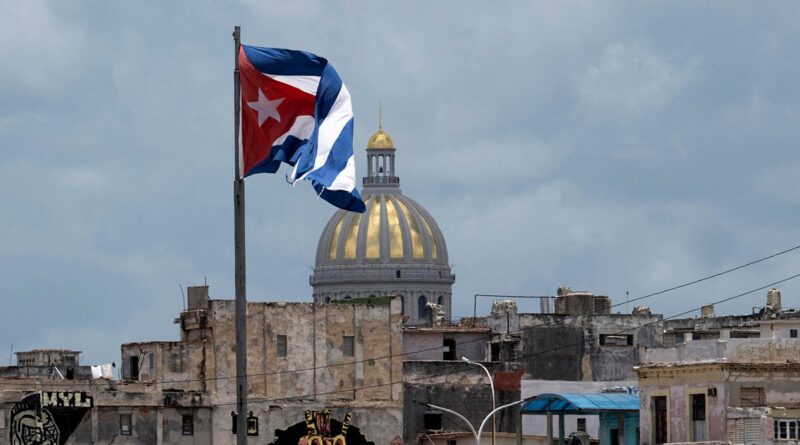 Bandeira de Cuba tremulando no Malecón em Havana com o Capitólio ao fundo