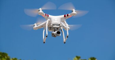 Drone realizando entrega de medicamentos em area urbana da Florida