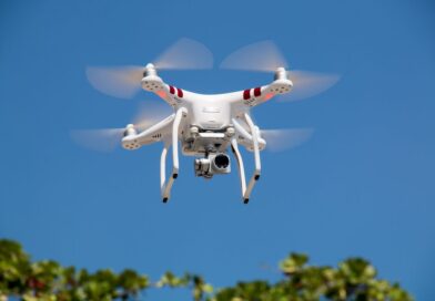 Drone realizando entrega de medicamentos em area urbana da Florida