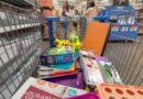 Carrinho de compras com material escolar em loja da Flórida durante isenção de impostos