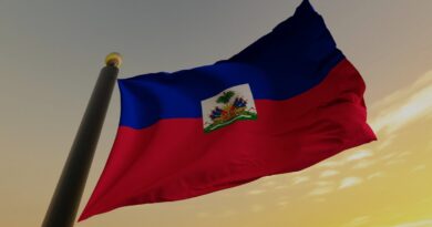 Bandeira do Haiti hasteada ao pôr do sol