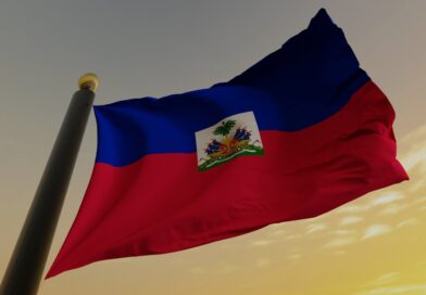 Bandeira do Haiti hasteada ao pôr do sol
