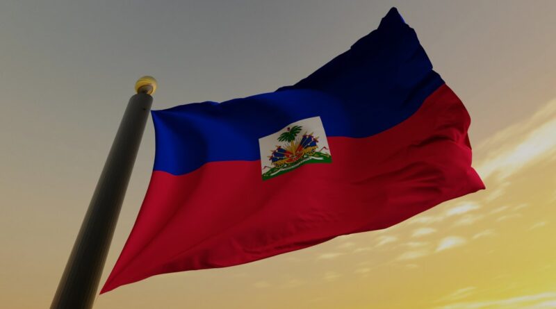 Bandeira do Haiti hasteada ao pôr do sol