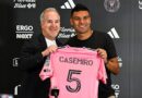 Casemiro vestindo camisa rosa e preta do Inter Miami no NU Stadium durante apresentação oficial