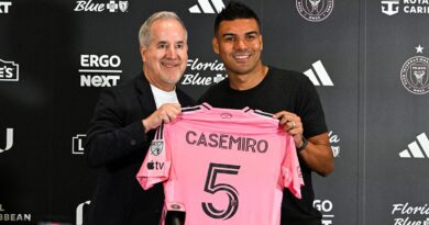 Casemiro vestindo camisa rosa e preta do Inter Miami no NU Stadium durante apresentação oficial