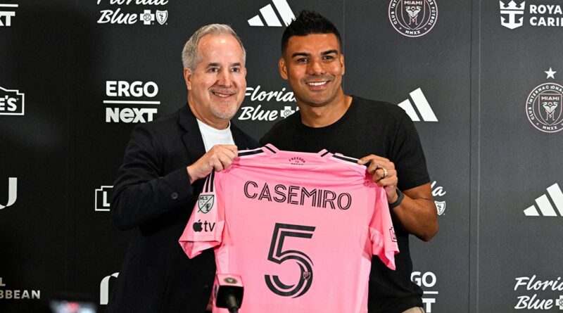 Casemiro vestindo camisa rosa e preta do Inter Miami no NU Stadium durante apresentação oficial