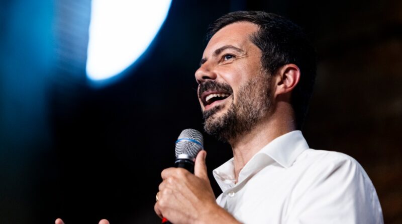 Pete Buttigieg em evento politico na Flórida
