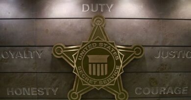 Selo do Secret Service dos EUA exibido em parede com valores da agência