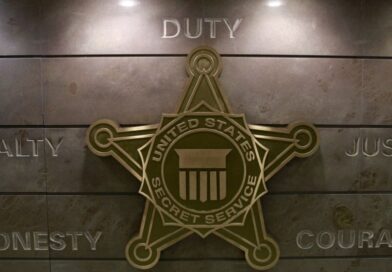 Selo do Secret Service dos EUA exibido em parede com valores da agência