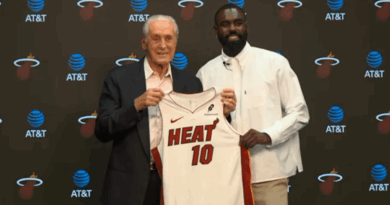 Pat Riley apresenta camisa número 10 do Miami Heat a Tim Hardaway Jr. em coletiva