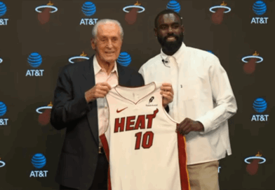 Pat Riley apresenta camisa número 10 do Miami Heat a Tim Hardaway Jr. em coletiva