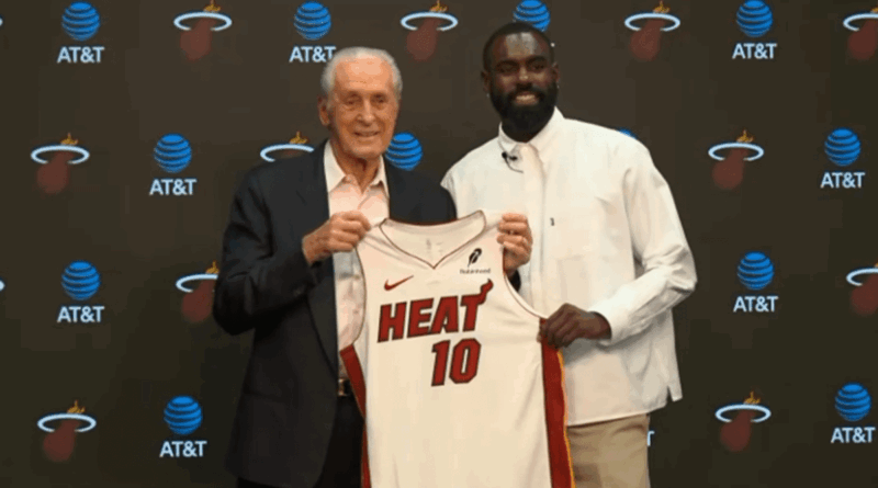 Pat Riley apresenta camisa número 10 do Miami Heat a Tim Hardaway Jr. em coletiva
