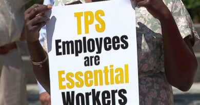 Cartaz de protesto sobre TPS para haitianos nos Estados Unidos