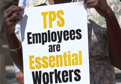 Cartaz de protesto sobre TPS para haitianos nos Estados Unidos