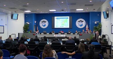 Reunião do conselho escolar de Broward discute fechamento de escolas