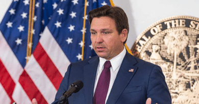 Governador Ron DeSantis anuncia restricoes ao uso de auxilio social na Florida