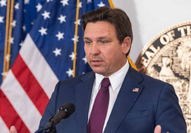 Governador Ron DeSantis anuncia restricoes ao uso de auxilio social na Florida