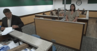 Francesca Marie Yesbick em audiência judicial após prisão por hit-and-run em Hallandale Beach