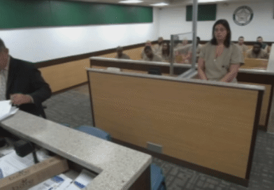 Francesca Marie Yesbick em audiência judicial após prisão por hit-and-run em Hallandale Beach