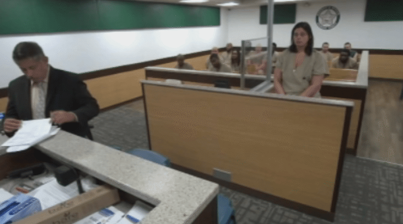 Francesca Marie Yesbick em audiência judicial após prisão por hit-and-run em Hallandale Beach