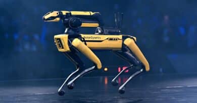 Robô quadrúpede Boston Dynamics Spot em demonstração