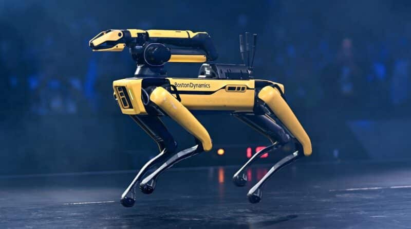 Robô quadrúpede Boston Dynamics Spot em demonstração