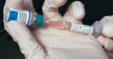 Frasco da vacina tríplice viral (MMR) usada contra sarampo, caxumba e rubéola