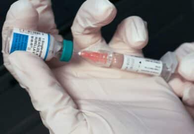 Frasco da vacina tríplice viral (MMR) usada contra sarampo, caxumba e rubéola