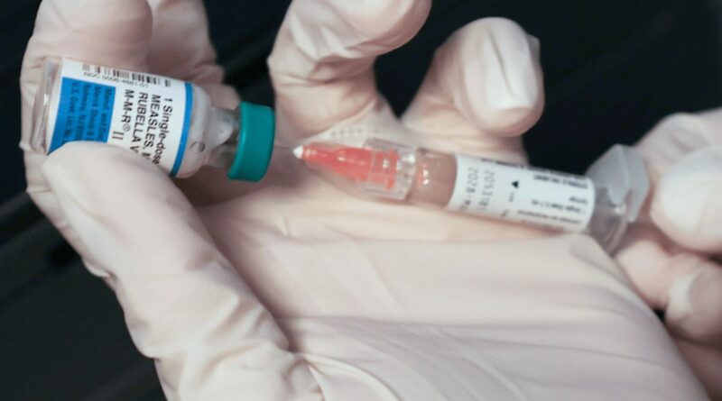 Frasco da vacina tríplice viral (MMR) usada contra sarampo, caxumba e rubéola