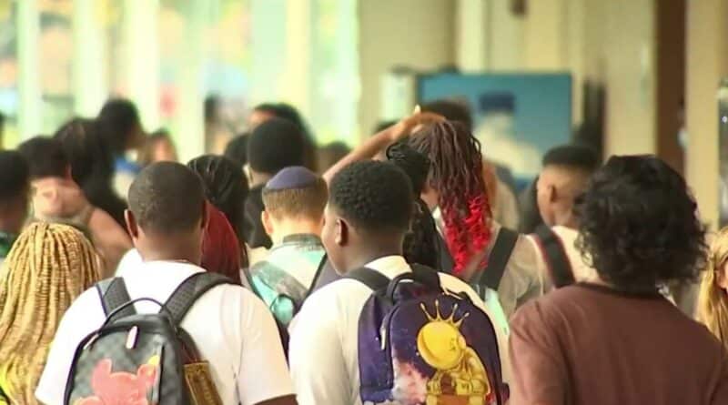 Superintendente de Broward Howard Hepburn discute o novo ano letivo