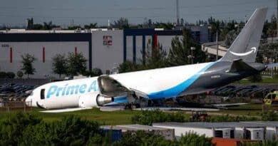 Avião de carga da Amazon após ultrapassar pista do Aeroporto Internacional de Miami