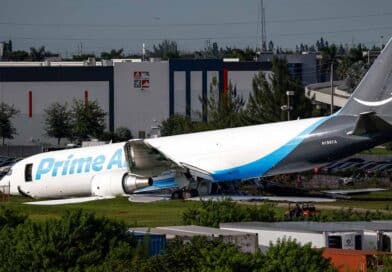Avião de carga da Amazon após ultrapassar pista do Aeroporto Internacional de Miami