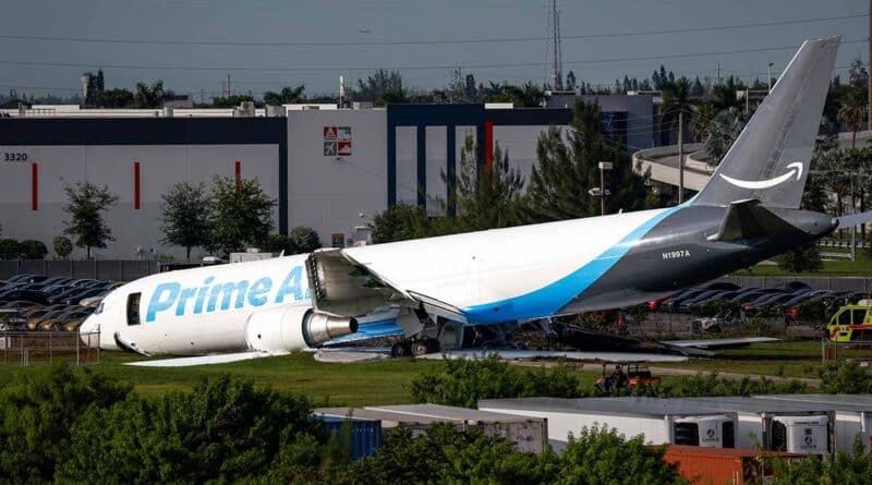 Avião de carga da Amazon após ultrapassar pista do Aeroporto Internacional de Miami