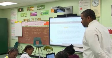 Professores e líderes educacionais em coletiva sobre renovação de referendo escolar em Broward e Miami-Dade