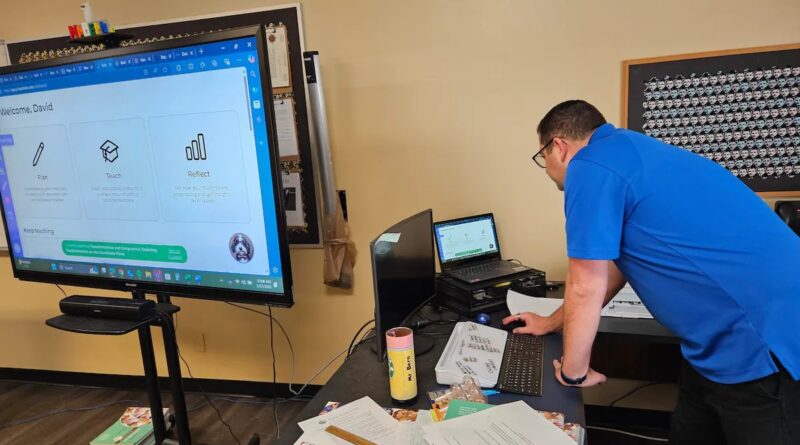 Professor em sala de aula com tecnologia interativa na Flórida